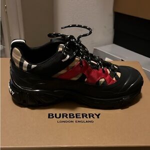 Burberry sneaker/boots